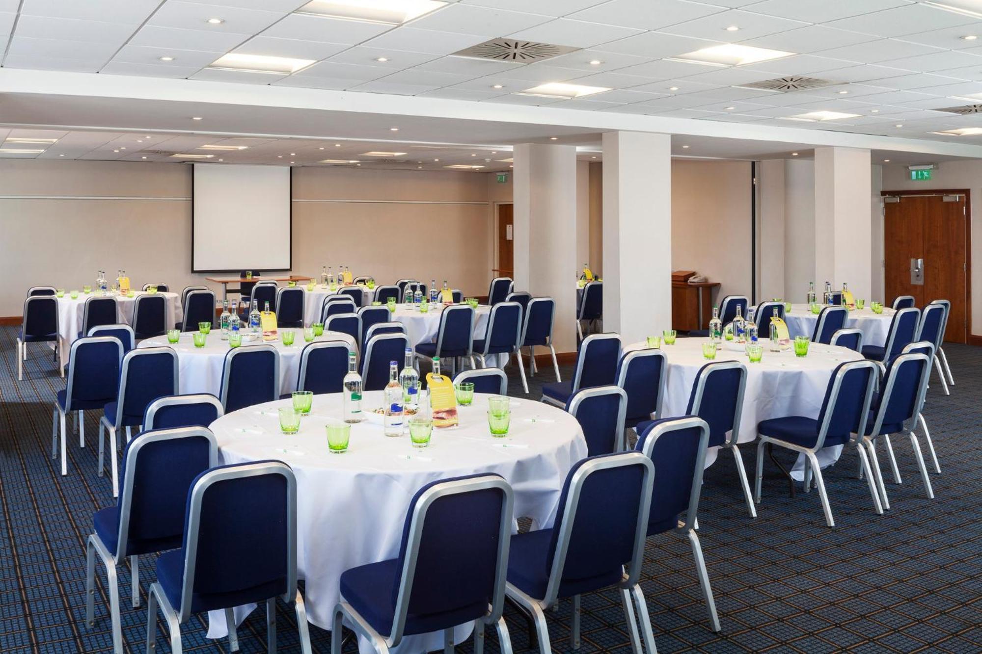 Holiday Inn Cardiff City By Ihg Экстерьер фото